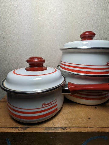 Retro Swan Red and White Saucepan Set