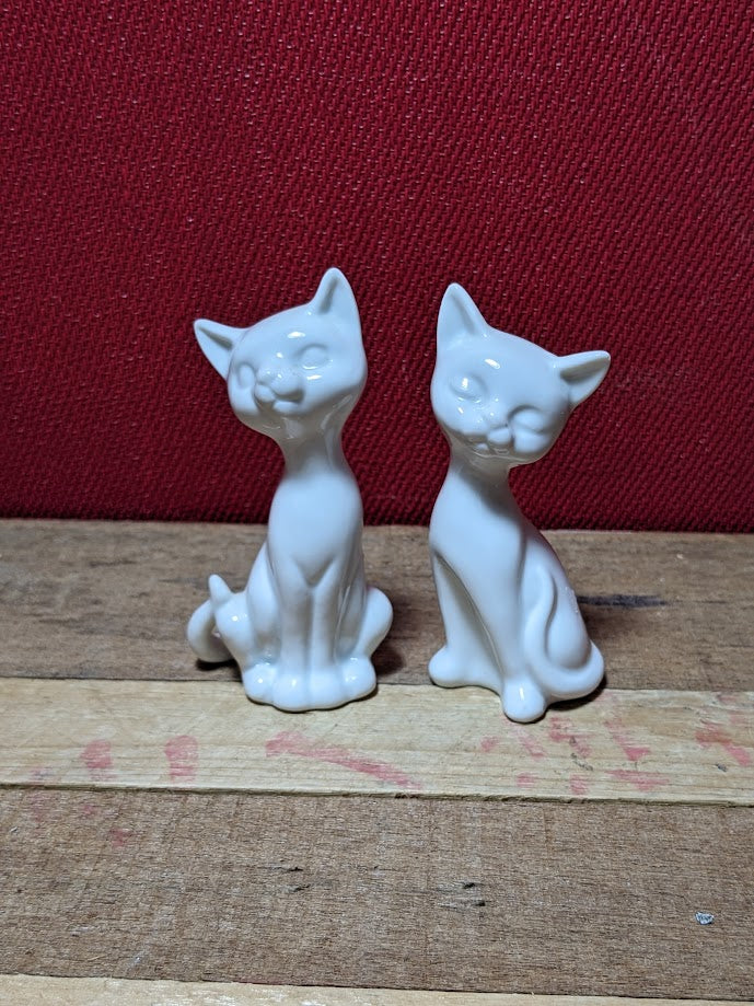 OMC Japanese Vintage White Cats