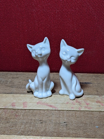 OMC Japanese Vintage White Cats