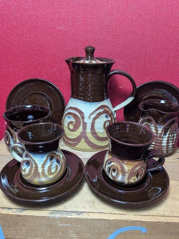 Alvingham Coffee Pot With 8 Cups and Saucers
