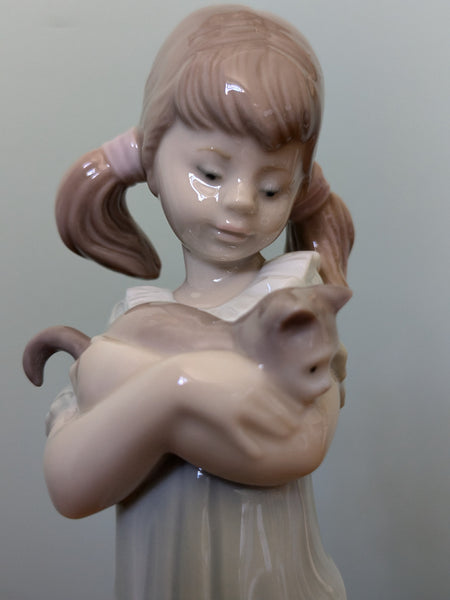 Lladro Don't Forget Me Girl with Cats